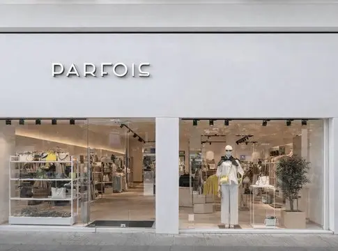 Para combinar con todo: la camiseta floral de Parfois rebajada a 12,99 euros que agota stock Para combinar con todo: la camiseta floral de Parfois rebajada a 12,99 euros que agota stock