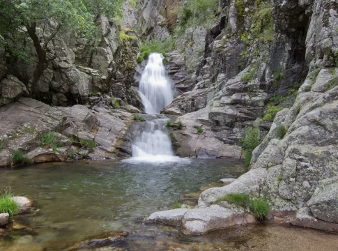 La piscina natural de la Sierra de Madrid a la que se llega en coche y sin pagar entrada La piscina natural de la Sierra de Madrid a la que se llega en coche y sin pagar entrada
