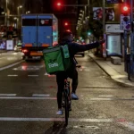 La larga sombra de la 'ley rider': Uber tarda un año en cumplirla mientras sus auditores avisan de riesgos millonarios 1 Merca2 Repartidor de Uber Eats en Madrid. Fuente: Agencias