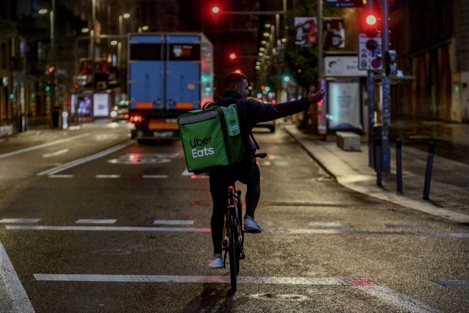 Repartidor de Uber Eats en Madrid. Fuente: Agencias Repartidor de Uber Eats en Madrid. Fuente: Agencias