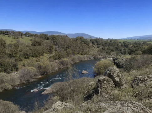 El pueblo amurallado cerca de Madrid que esconde un río apto para el baño en agosto El pueblo amurallado cerca de Madrid que esconde un río apto para el baño en agosto