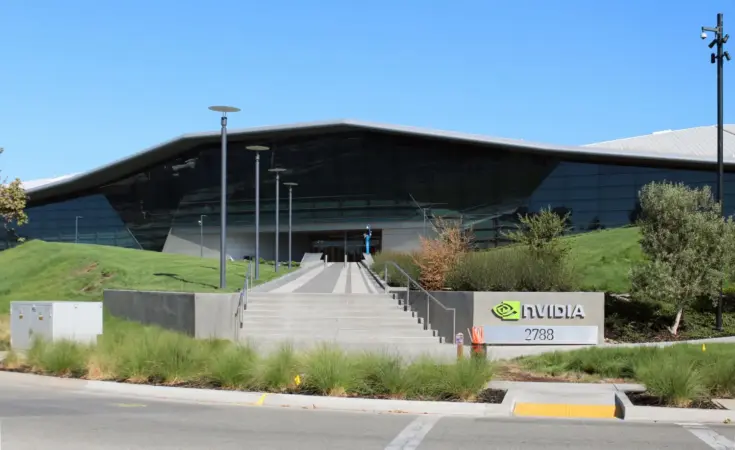 OpenAI desafía el imperio de Nvidia: presenta Jalapeño, su primer chip de IA capaz de superar en velocidad al chip Blackwell 1 Merca2 Sede de Nvidia. Wikimedia Commons