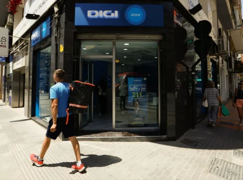 Un hombre pasa por la primera tienda de DIGI, a 10 de junio de 2024. Fuente: Agencias Un hombre pasa por la primera tienda de DIGI, a 10 de junio de 2024. Fuente: Agencias