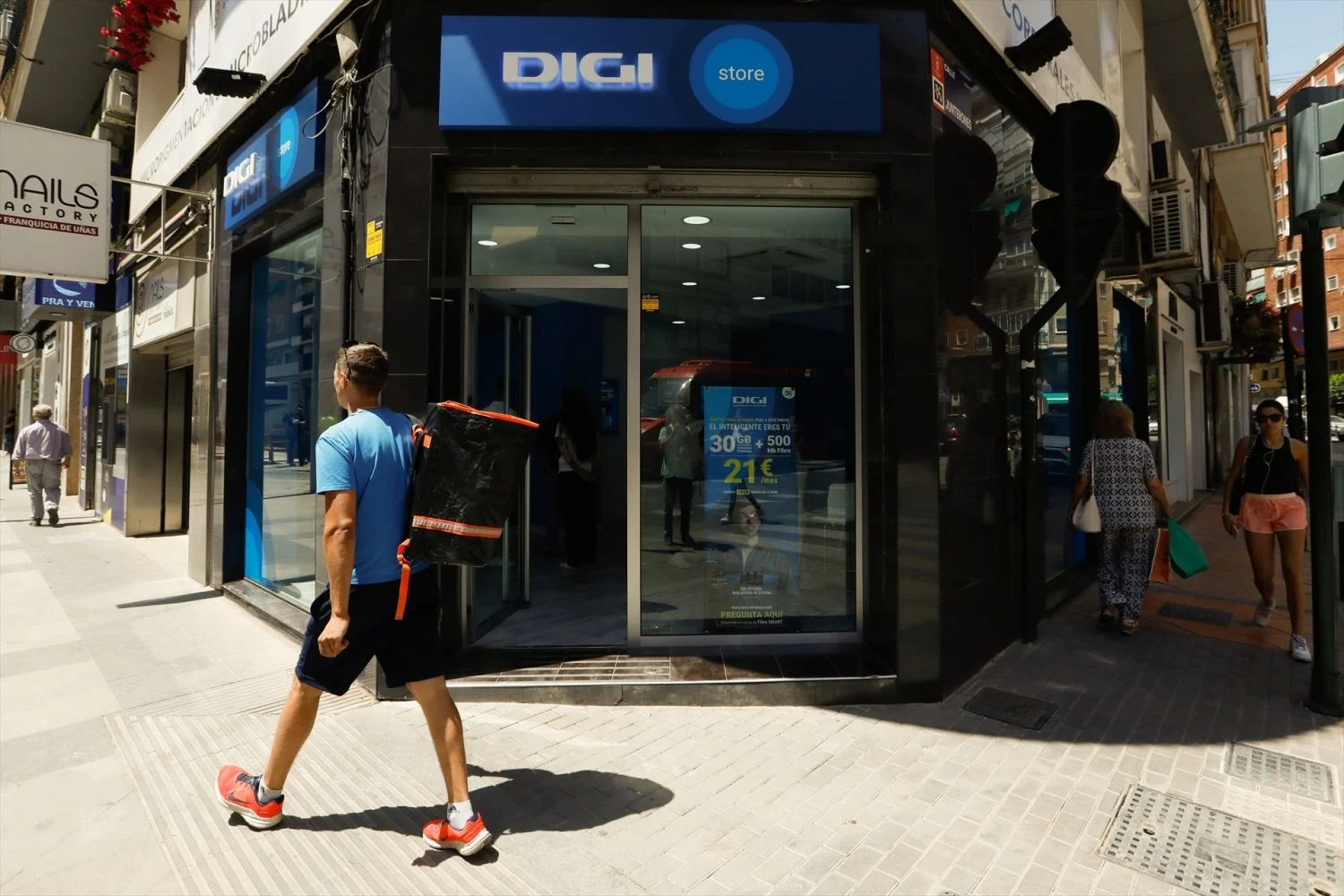 Un hombre pasa por la primera tienda de DIGI, a 10 de junio de 2024. Fuente: Agencias Un hombre pasa por la primera tienda de DIGI, a 10 de junio de 2024. Fuente: Agencias