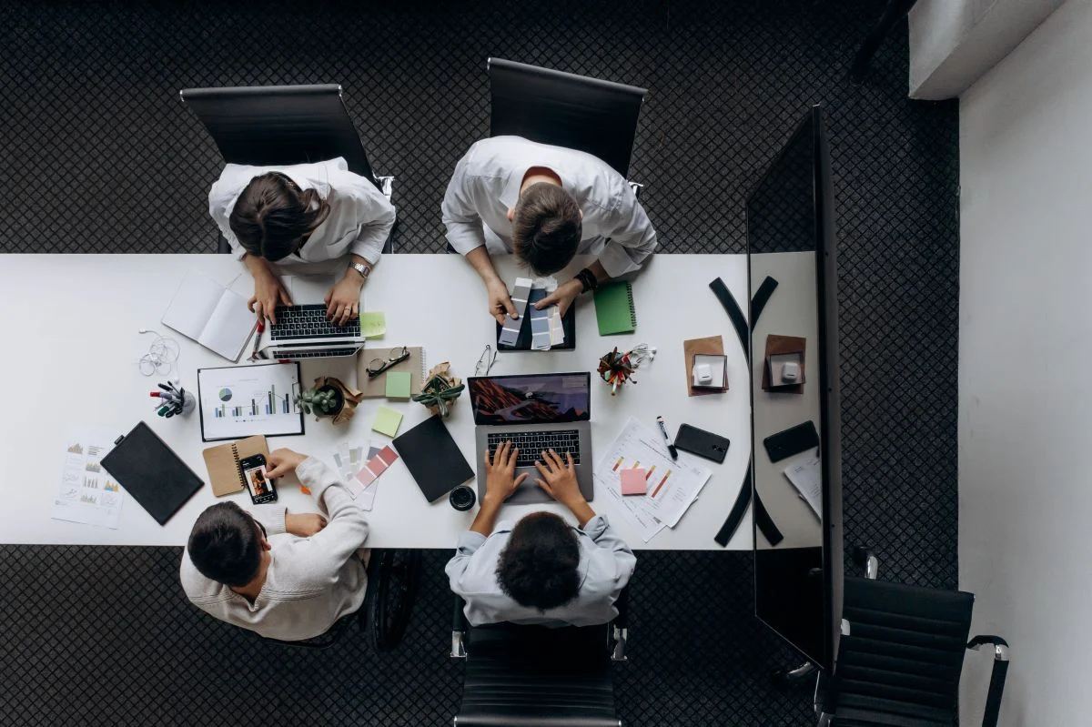 Varias personas trabajando con ordenadores en una oficina