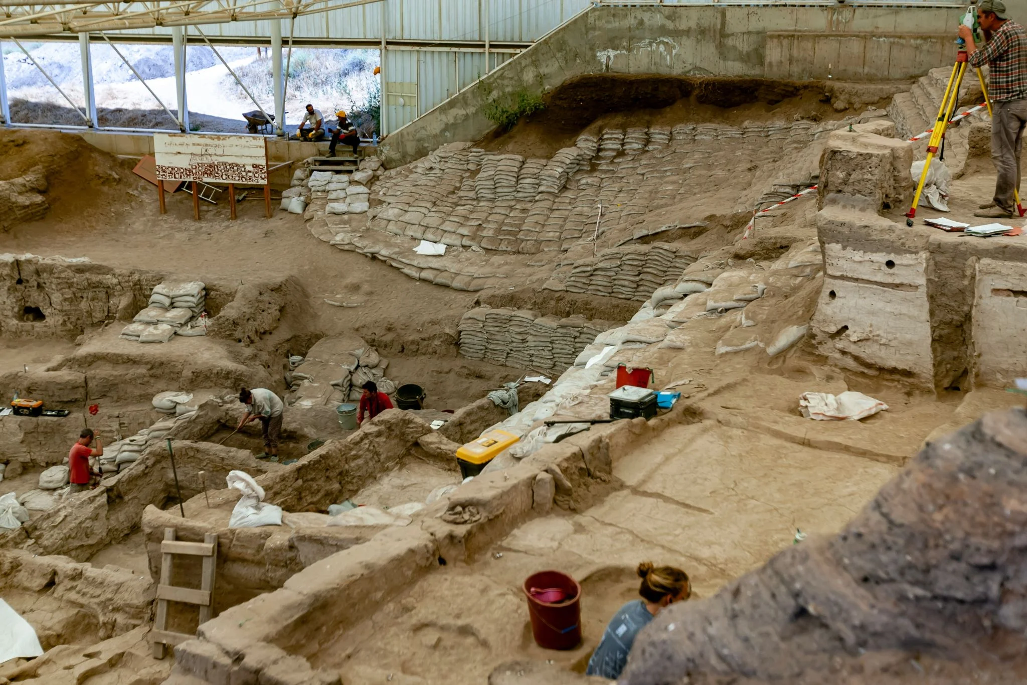 Identifican a los 79 hombres encadenados de Atenas y resuelven un misterio de 2.500 años 1 Merca2 fosa común Atenas