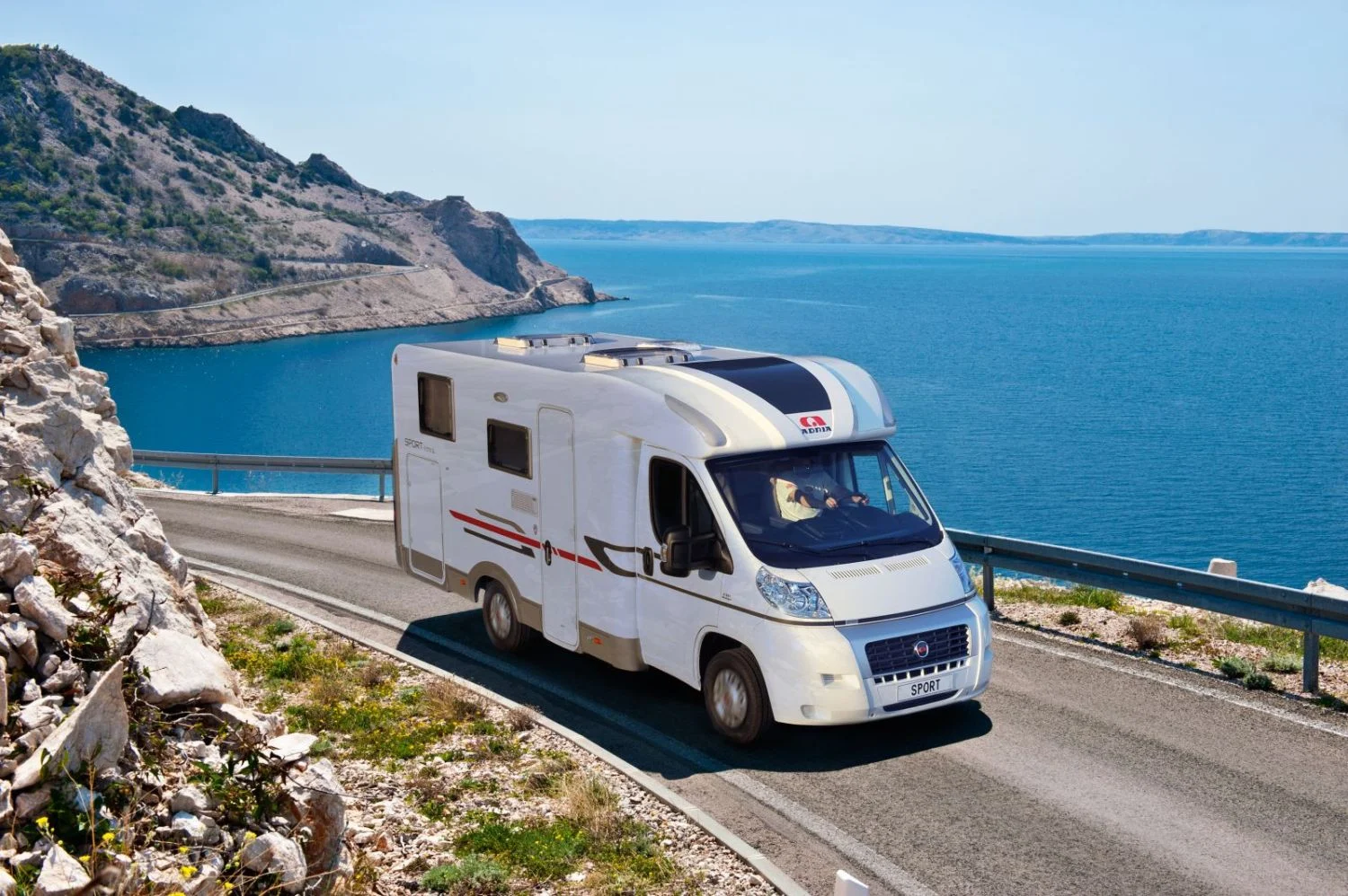 Multa dormir en autocaravana: la DGT lo permite desde el 1 de octubre, pero acampar cuesta 200 euros
