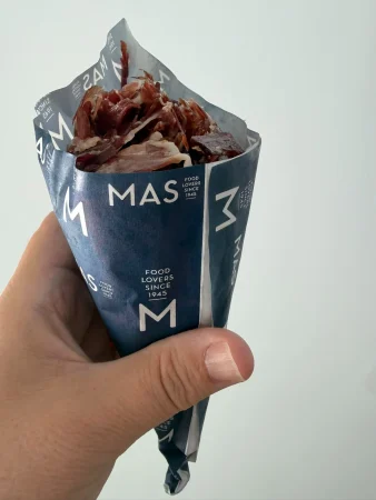 Jamones Carrasco: 130 años haciendo jamón de Guijuelo y cobrando unos €130 el kilo en virutas a turistas sin decirles el precio 2 Merca2 Este cucurucho de viruta de jamón (no sabemos si 100% Ibérico, 50% etc) son 28 euros del ala si eres turista en el Mercado de San Miguel.