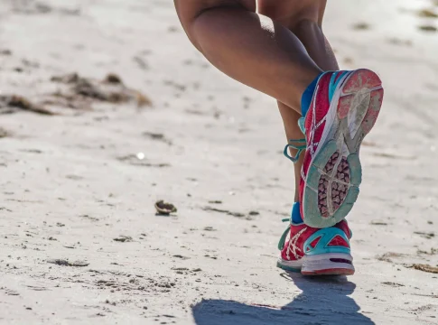correr-por-la-playa-cardio-verano-portada correr por la playa