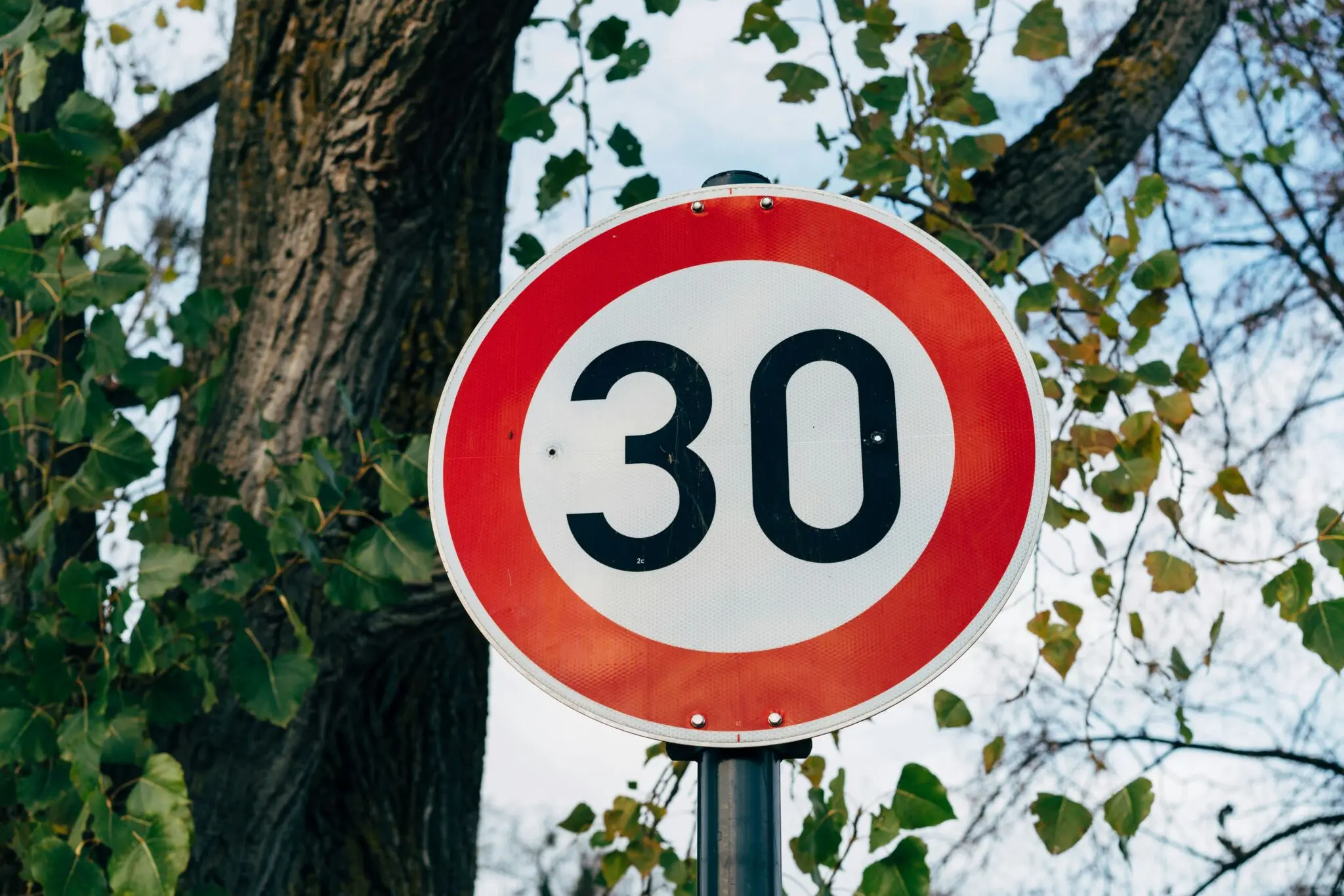 DGT confirma el radar que más multa Madrid: dónde está y cómo evitar la sanción 1 Merca2 radares Madrid DGT