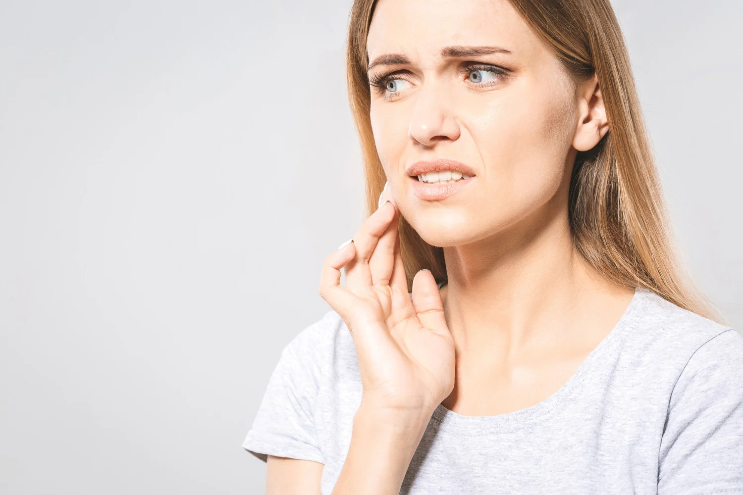 La señal que envía tu boca cuando falta esta vitamina esencial en tu dieta