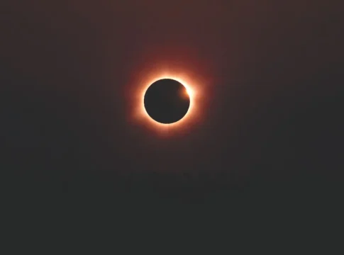 El código que debe llevar grabado la patilla de tus gafas del eclipse para no dañarte la vista El código que debe llevar grabado la patilla de tus gafas del eclipse para no dañarte la vista