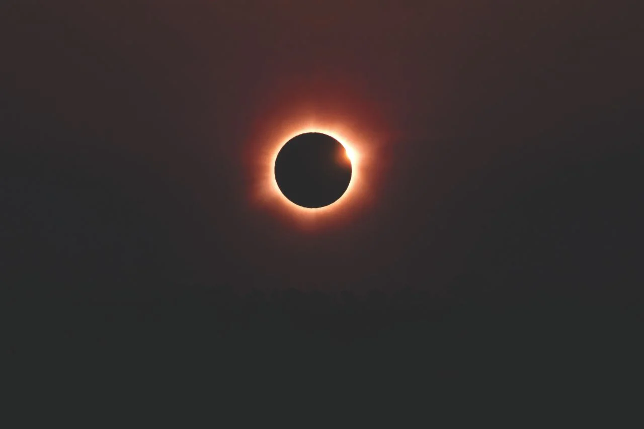 El código que debe llevar grabado la patilla de tus gafas del eclipse para no dañarte la vista El código que debe llevar grabado la patilla de tus gafas del eclipse para no dañarte la vista