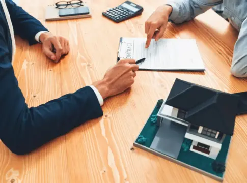 el-cliente-y-el-agente-inmobiliario-revisan-el-contrato-de-prestamo-y-discuten-el-termino-entidad