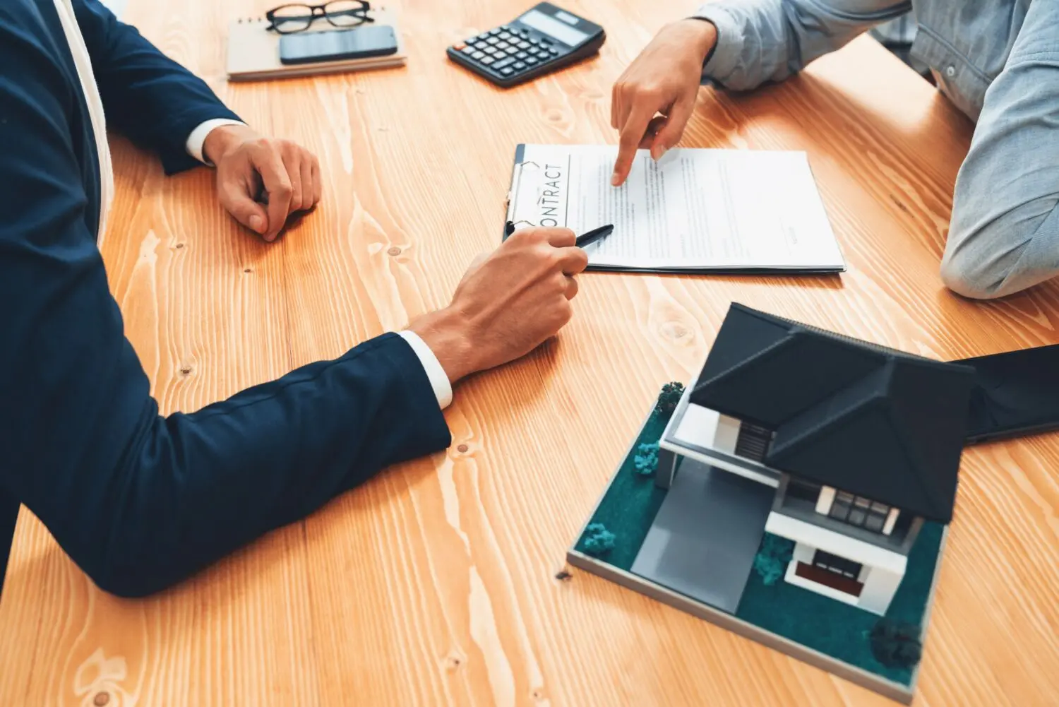 el-cliente-y-el-agente-inmobiliario-revisan-el-contrato-de-prestamo-y-discuten-el-termino-entidad