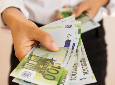 Bancos, blanqueo y un límite de 10.000 euros: la reforma europea que obligará a las entidades a pedirte más datos que nunca Bancos, blanqueo y un límite de 10.000 euros: la reforma europea que obligará a las entidades a pedirte más datos que nunca