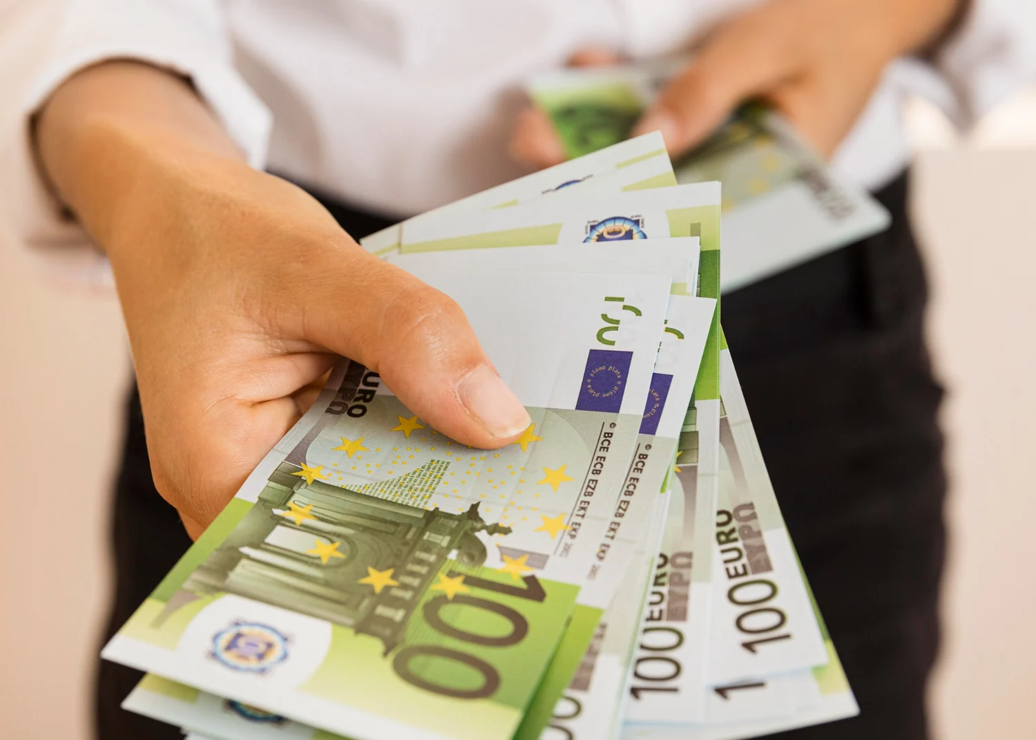 Bancos, blanqueo y un límite de 10.000 euros: la reforma europea que obligará a las entidades a pedirte más datos que nunca
