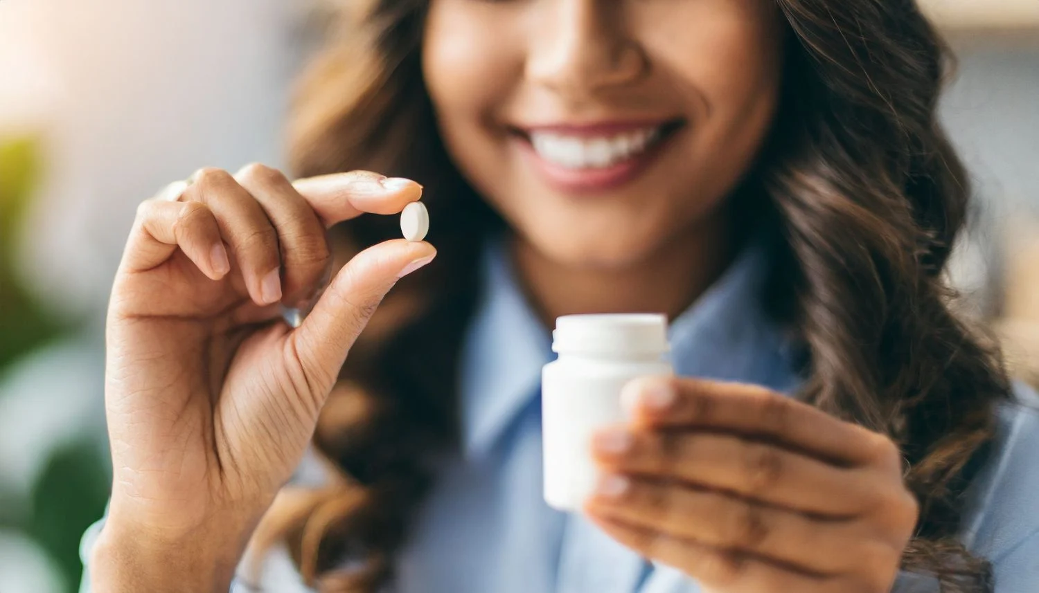 las-manos-de-las-mujeres-extraen-delicadamente-una-pildora-de-una-botella-que-refleja-las-opciones-de-salud-y-bienestar