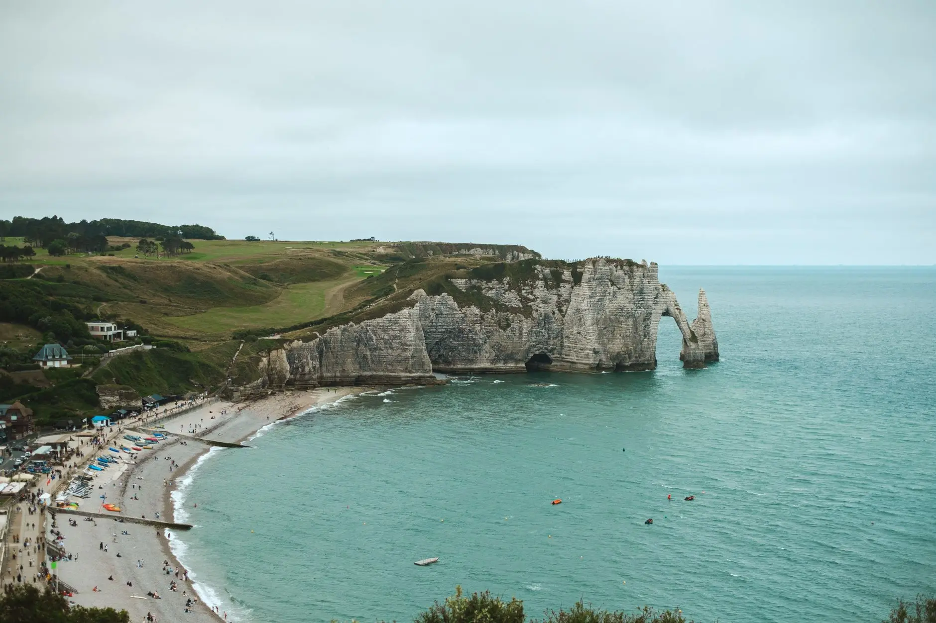 Explora los impresionantes acantilados de Étretat, en Normandía, con esta espectacular vista del paisaje costero.