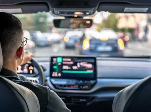 Sujetar el móvil conduciendo te cuesta 6 puntos siempre, pero la multa puede duplicarse: así lo decide la DGT Sujetar el móvil conduciendo te cuesta 6 puntos siempre, pero la multa puede duplicarse: así lo decide la DGT