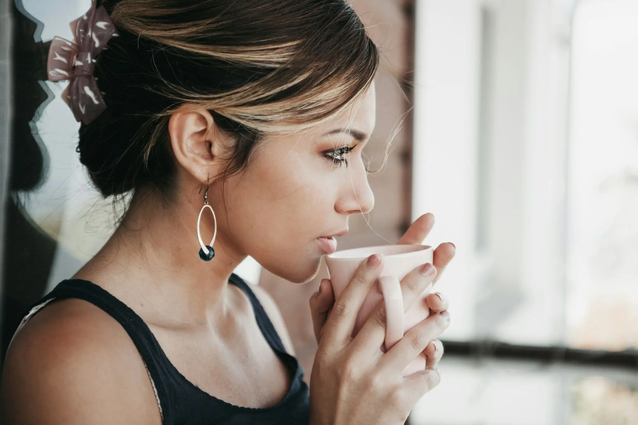 Cómo reducir la cafeína sin perder energía: horario de corte para dormir mejor 1 Merca2 cafeína y sueño
