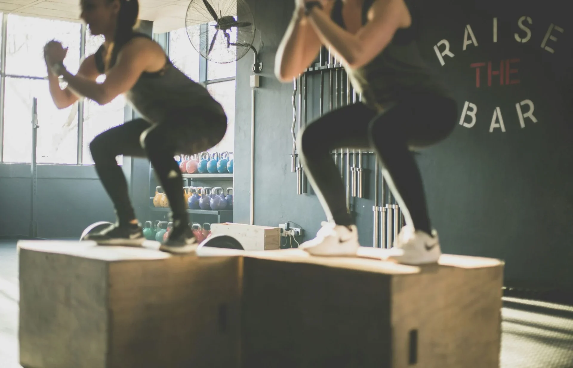 sentadilla-con-salto-piernas-g-ejercicios-pliometri-1 ejercicios pliométricos