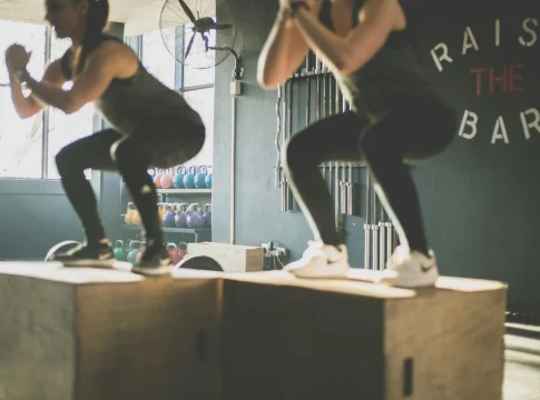 sentadilla-con-salto-piernas-g-ejercicios-pliometri-1 ejercicios pliométricos