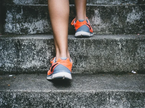 subir-escaleras-entrenamiento-cardio-pie-portada subir escaleras entrenamiento
