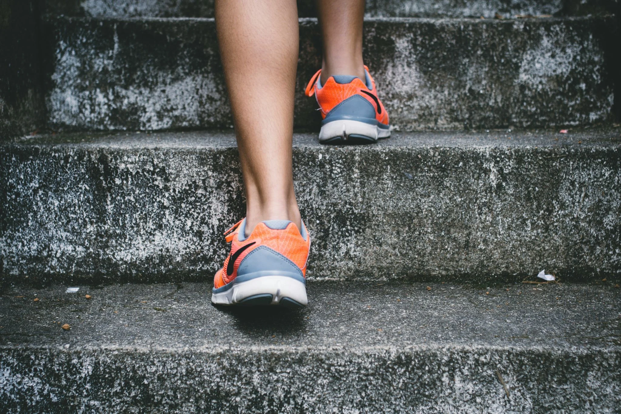 8 tipos de caminata para maximizar cardio, fuerza y quema de grasa sin equipamiento 1 Merca2 caminar para mejorar cardio
