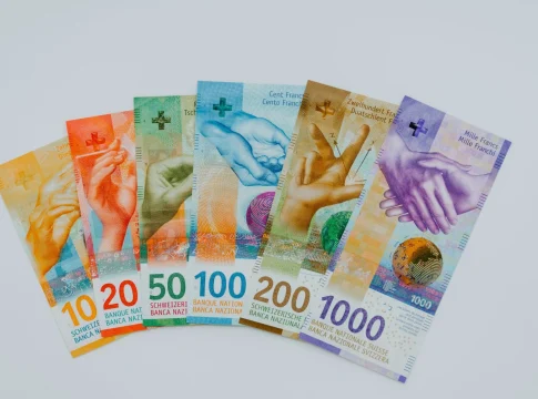 trabajar-en-suiza-ahorro-joven-espanoles-en-suiza-1 españoles en Suiza