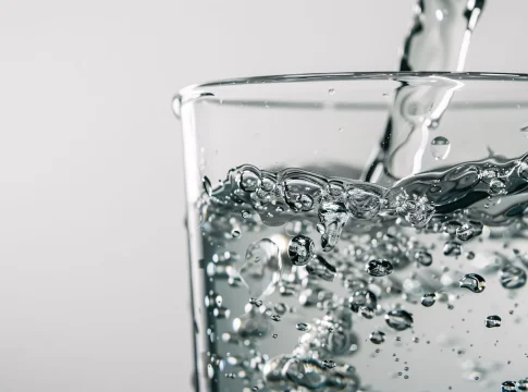 El verdadero motivo por el que un vaso de agua en ayunas sienta bien a tu digestión, según la ciencia El verdadero motivo por el que un vaso de agua en ayunas sienta bien a tu digestión, según la ciencia