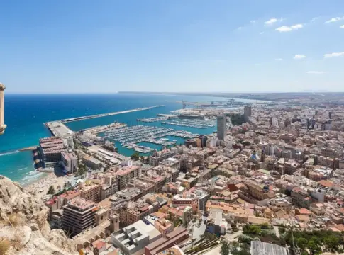 El tren de alta velocidad que conecta Madrid con la playa por menos de 10 euros los fines de semana El tren de alta velocidad que conecta Madrid con la playa por menos de 10 euros los fines de semana