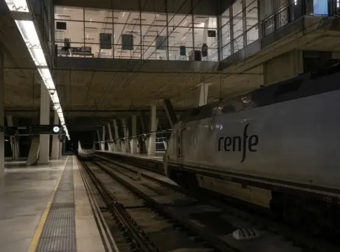 Anden vacio con tren de Renfe. Fuente: Agencias Anden vacio con tren de Renfe. Fuente: Agencias
