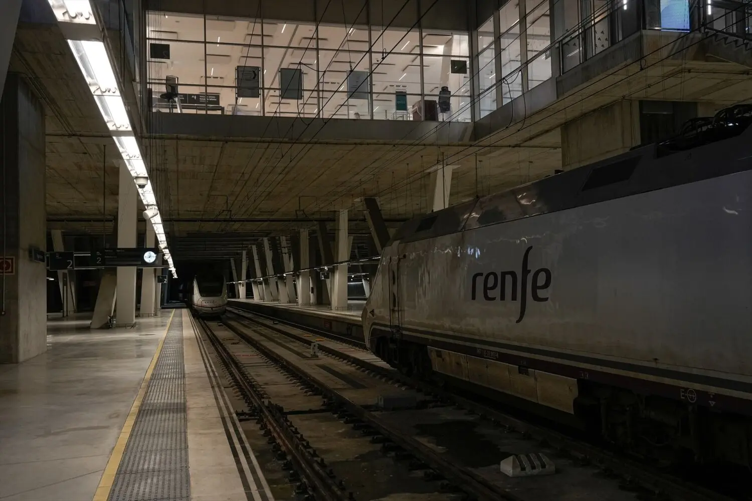 Anden vacio con tren de Renfe. Fuente: Agencias Anden vacio con tren de Renfe. Fuente: Agencias