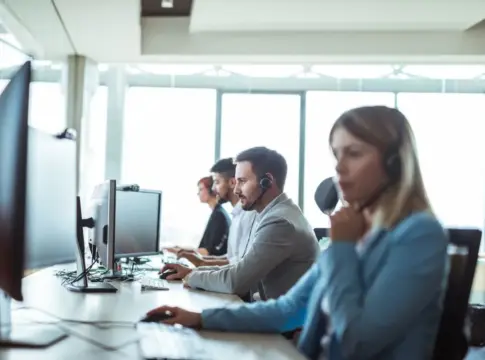 Atención a la Clientela Personas atendiendo llamadas de consumidores
