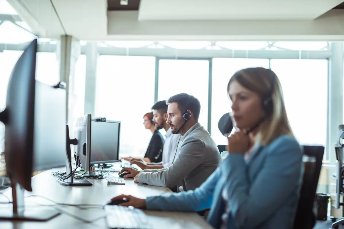 Atención a la Clientela Personas atendiendo llamadas de consumidores