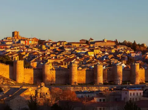 Ávila a 90 minutos de Madrid: billete de tren desde 15 euros para escapar este septiembre Ávila a 90 minutos de Madrid: billete de tren desde 15 euros para escapar este septiembre