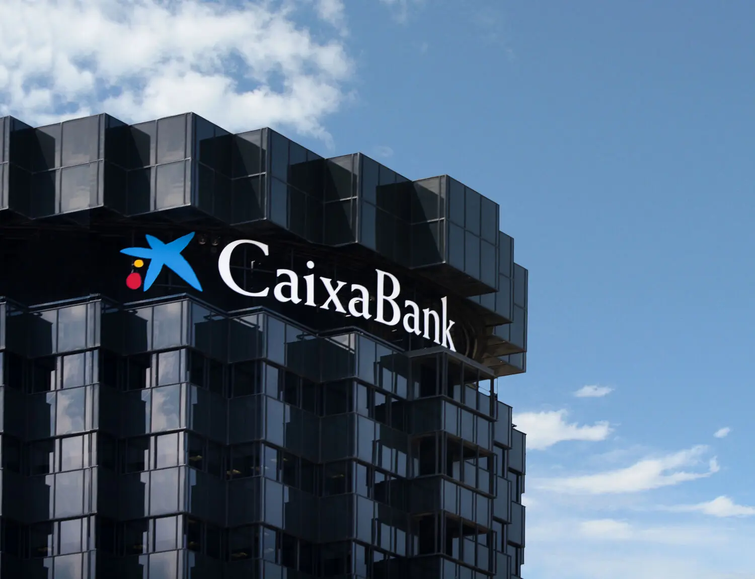 Edificio de CaixaBank con el logotipo de la entidad