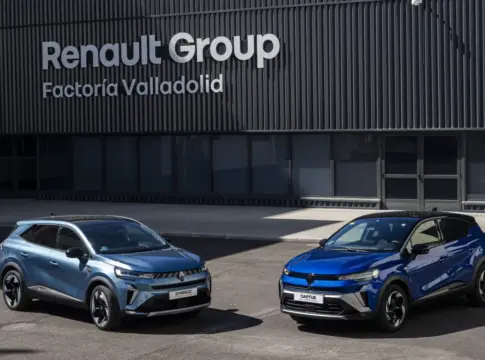 Renault Symbioz y Renault Captur en la Factoría de Valladolid Renault Symbioz y Renault Captur frente a la Factoría de Valladolid