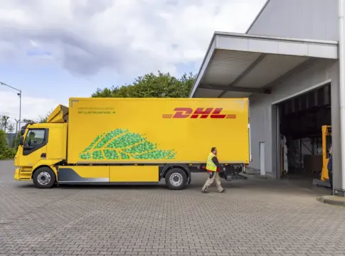 Camión de DHL Fuente DHL Camión de DHL Fuente DHL