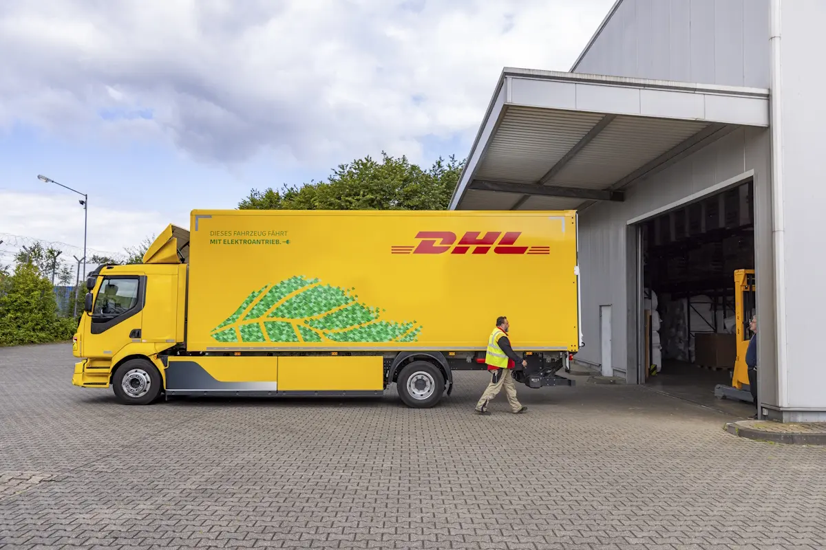 Camión de DHL Fuente DHL Camión de DHL Fuente DHL