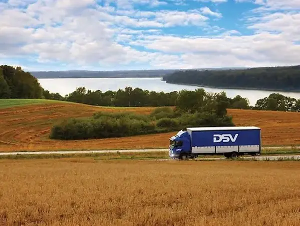 Europa tiene camiones, pero le faltan conductores: el cuello de botella que amenaza con disparar el precio del transporte 1 Merca2 Imagen: Transporte por carretera. DSV