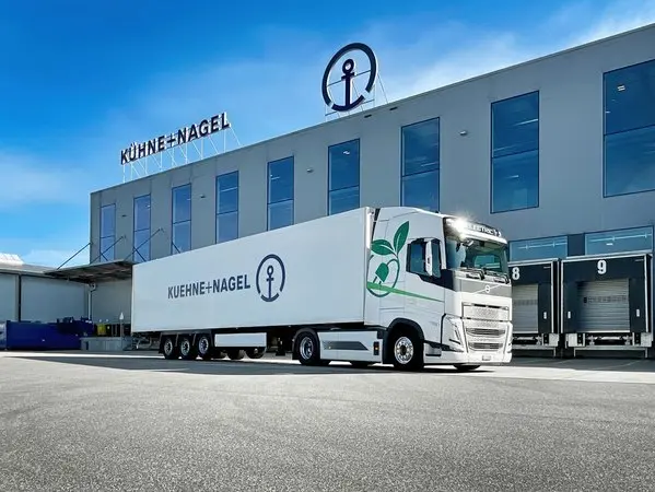 Europa tiene camiones, pero le faltan conductores: el cuello de botella que amenaza con disparar el precio del transporte 3 Merca2 Imagen: Camión de Kuehne + Nagel