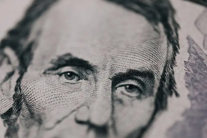 La Fed se prepara para subir tipos y lanza una amenaza a Bolsa, bonos y dólar 1 Merca2 Imagen: Dólar estadounidense. Fuente: Pexels