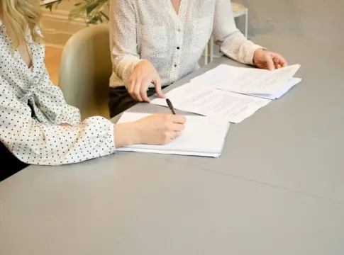 Dos mujeres revisando documentación. unsplash Dos mujeres revisando documentación. unsplash