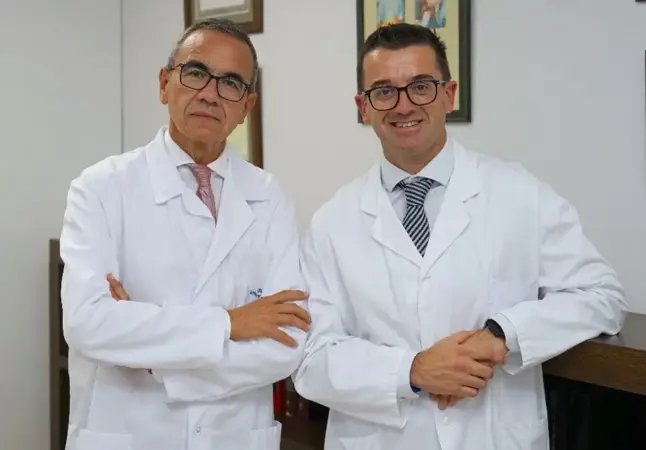Una pequeña incisión entre las costillas permite operar la válvula mitral sin abrir el esternón 1 Merca2 Dres. Luis Maroto y Manuel Carnero