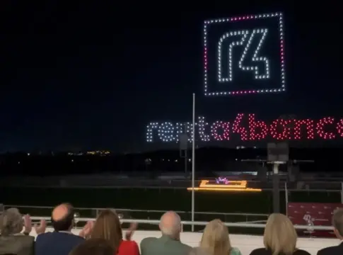 Renta 4 Banco celebra su 40 aniversario con un espectáculo de drones Espectáculo de drones de Renta 4 Banco por su 40 aniversario