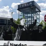 Las 60 muertes ocultas de Tesla y sus fraudes: el documental que Elon Musk no quiere que veas 1 Merca2 Elon Musk y Tesla. Diseñada en Canva