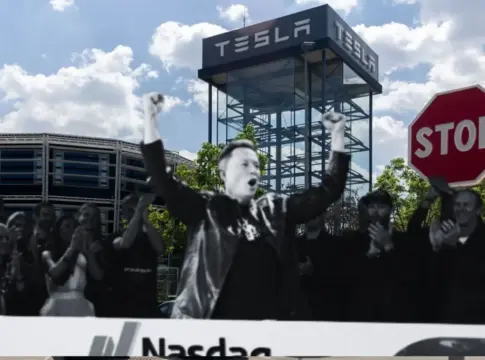 Elon Musk y Tesla. Diseñada en Canva Elon Musk y Tesla. Diseñada en Canva
