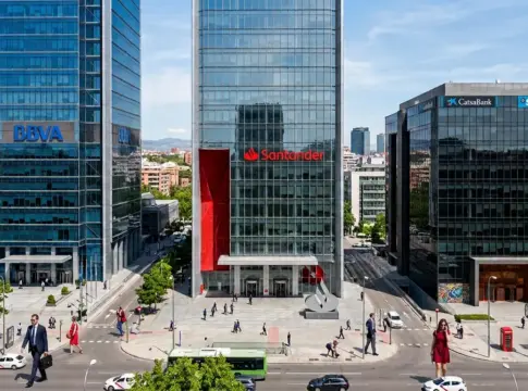 BBVA, Santander y CaixaBank tienen cinco años para cambiar su forma de mover el dinero antes de que el mercado dé el salto BBVA, Santander y CaixaBank tienen cinco años para cambiar su forma de mover el dinero antes de que el mercado dé el salto